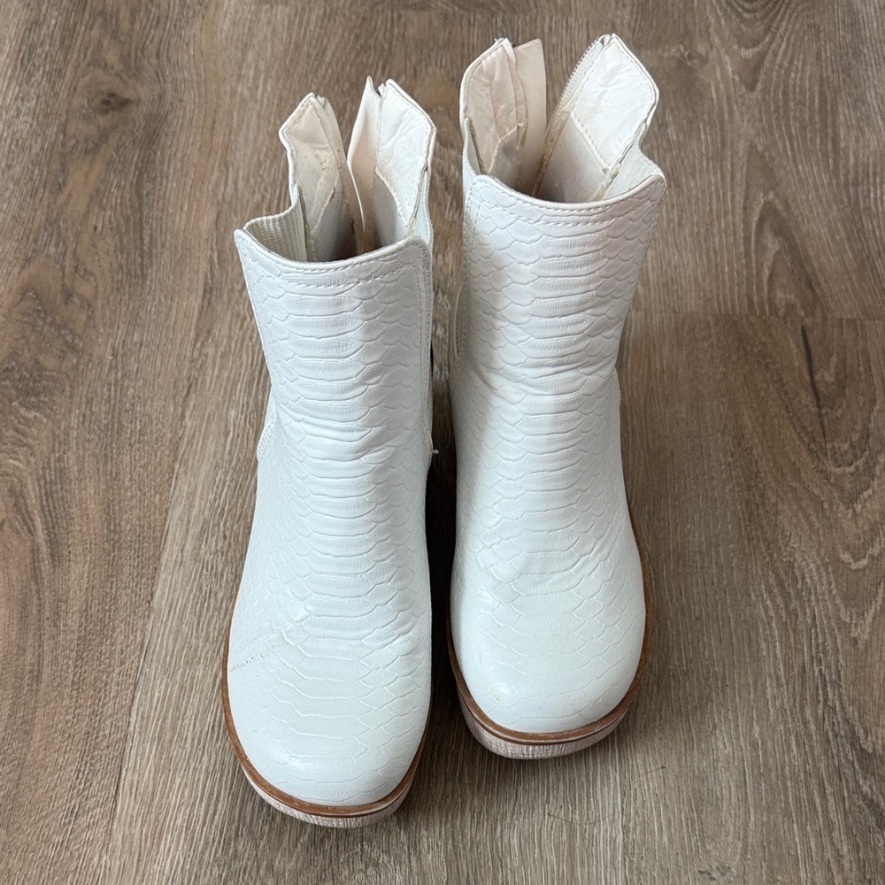 Pierre dumas- White Women's Boots- size 7 (runs large)